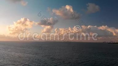 日出时，一艘客货轮<strong>驶过</strong>墨西哥的Mujeres岛和坎昆岛。